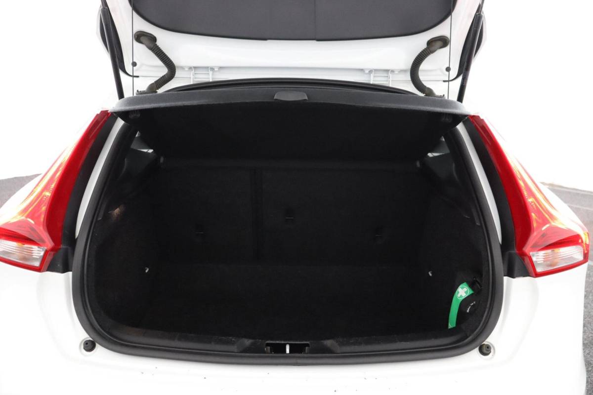 Volvo V40 Volvo V40 Cross Country 1.5 T3 Polar+ Luxury | Panoaramdak | Keyless | Verwarmbare voorstoelen | Lederen bekleding | Camera | DAB | PDC Voor en achter
