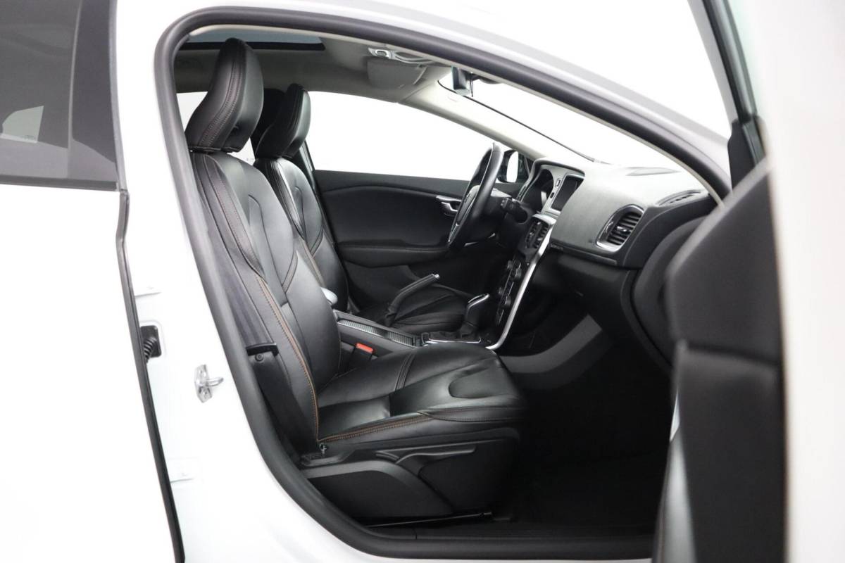 Volvo V40 Volvo V40 Cross Country 1.5 T3 Polar+ Luxury | Panoaramdak | Keyless | Verwarmbare voorstoelen | Lederen bekleding | Camera | DAB | PDC Voor en achter