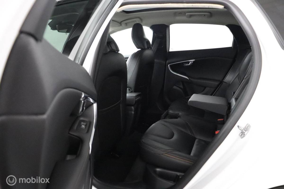 Volvo V40 Volvo V40 Cross Country 1.5 T3 Polar+ Luxury | Panoaramdak | Keyless | Verwarmbare voorstoelen | Lederen bekleding | Camera | DAB | PDC Voor en achter