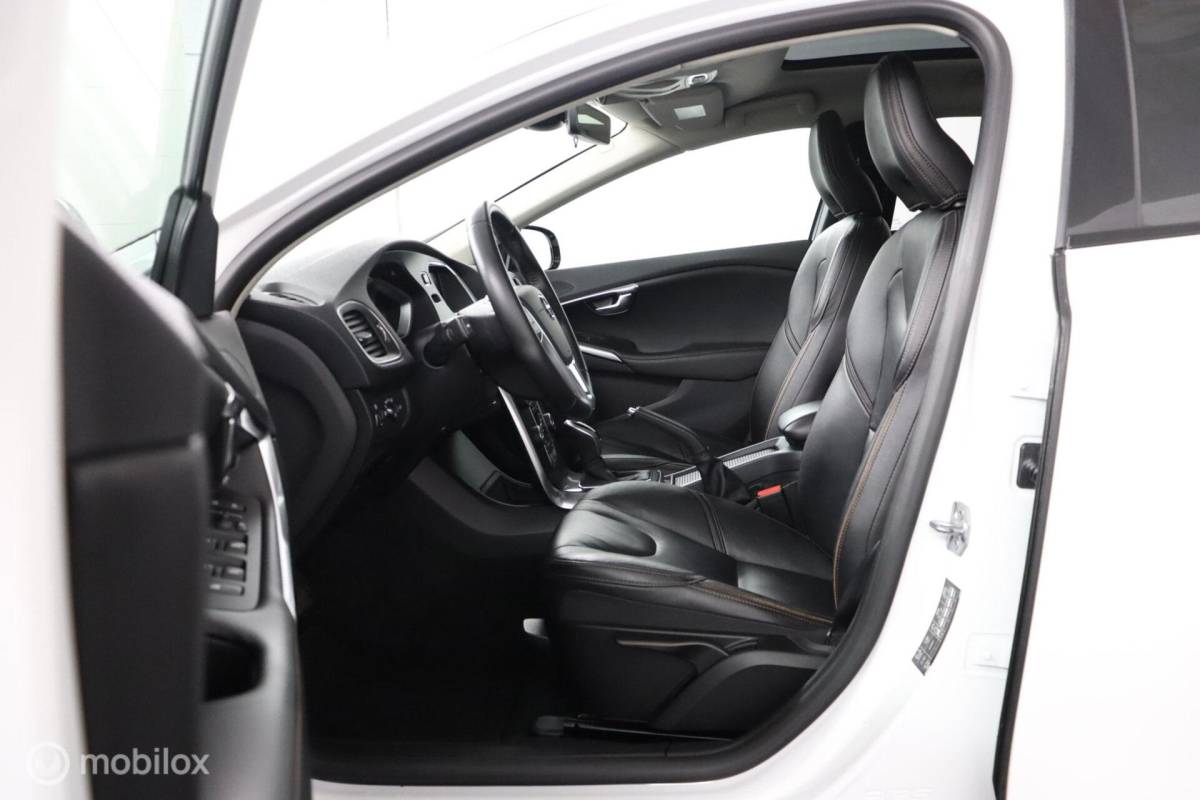 Volvo V40 Volvo V40 Cross Country 1.5 T3 Polar+ Luxury | Panoaramdak | Keyless | Verwarmbare voorstoelen | Lederen bekleding | Camera | DAB | PDC Voor en achter