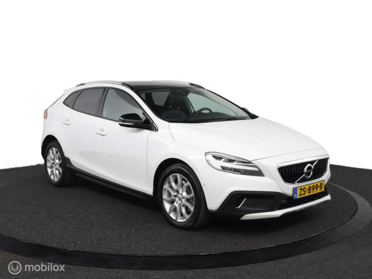 Volvo V40 Volvo V40 Cross Country 1.5 T3 Polar+ Luxury | Panoaramdak | Keyless | Verwarmbare voorstoelen | Lederen bekleding | Camera | DAB | PDC Voor en achter