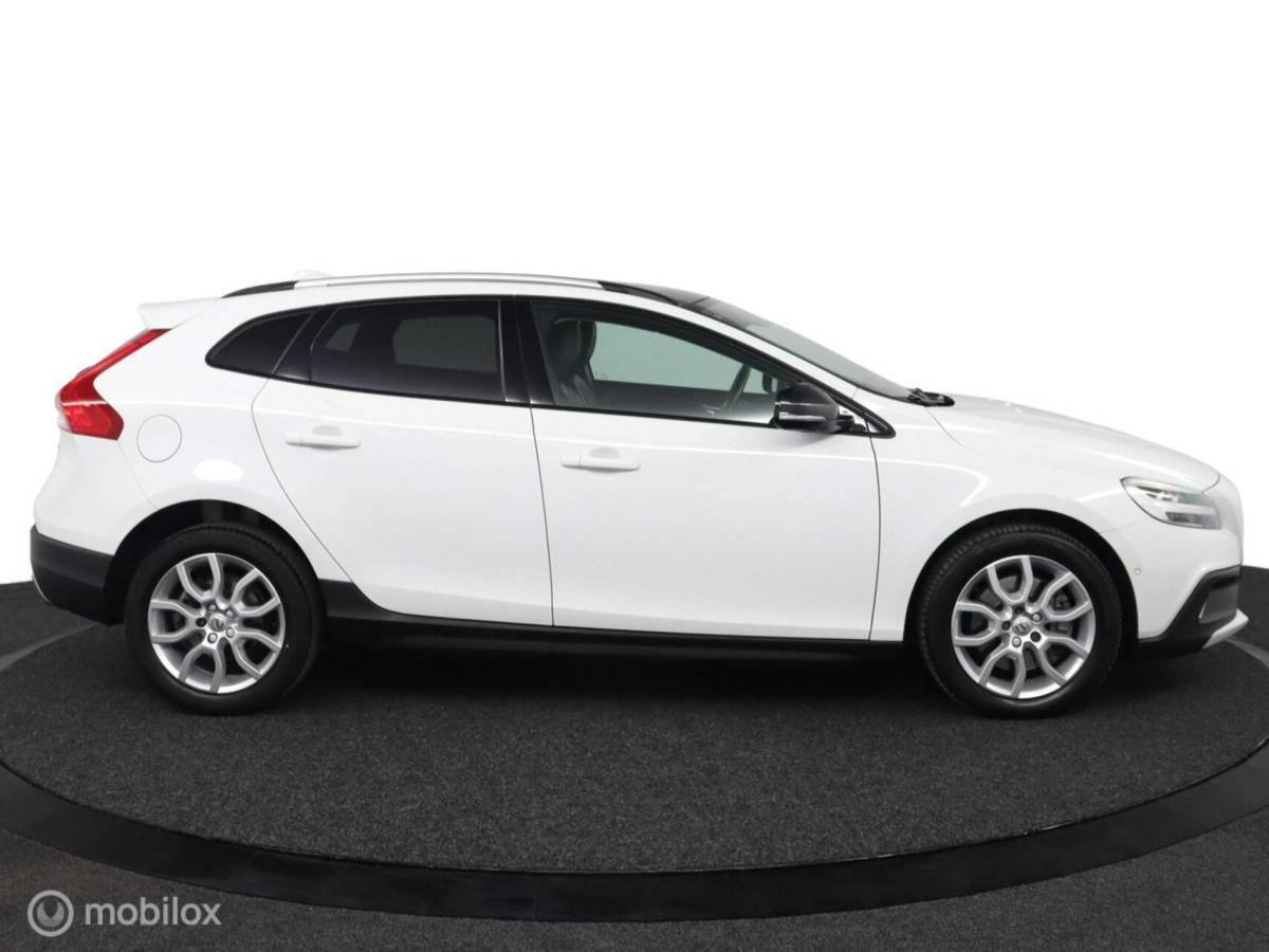 Volvo V40 Volvo V40 Cross Country 1.5 T3 Polar+ Luxury | Panoaramdak | Keyless | Verwarmbare voorstoelen | Lederen bekleding | Camera | DAB | PDC Voor en achter