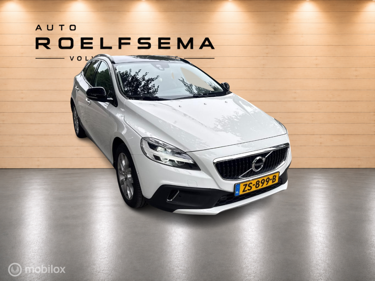 Volvo V40 Volvo V40 Cross Country 1.5 T3 Polar+ Luxury | Panoaramdak | Keyless | Verwarmbare voorstoelen | Lederen bekleding | Camera | DAB | PDC Voor en achter