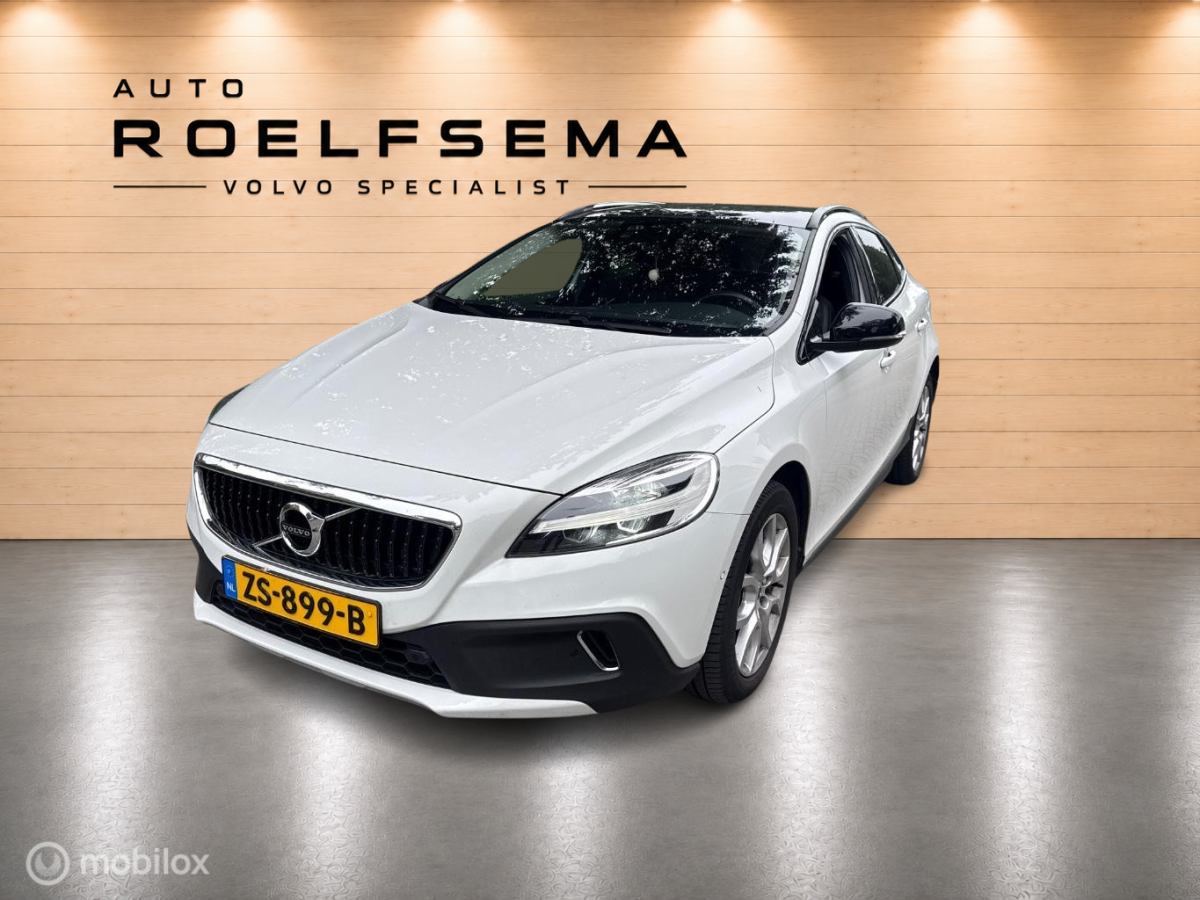 Volvo V40 Volvo V40 Cross Country 1.5 T3 Polar+ Luxury | Panoaramdak | Keyless | Verwarmbare voorstoelen | Lederen bekleding | Camera | DAB | PDC Voor en achter