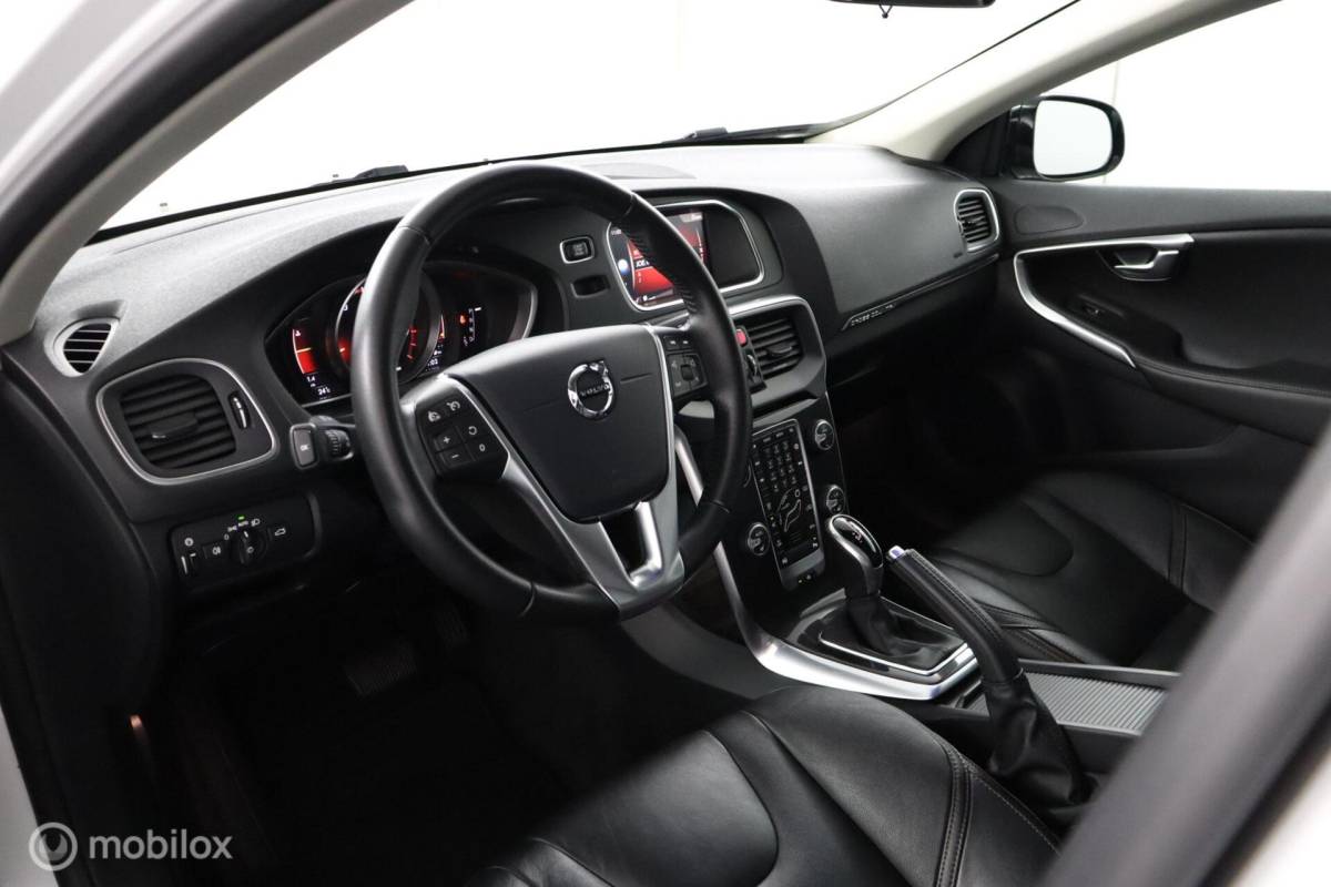 Volvo V40 Volvo V40 Cross Country 1.5 T3 Polar+ Luxury | Panoaramdak | Keyless | Verwarmbare voorstoelen | Lederen bekleding | Camera | DAB | PDC Voor en achter