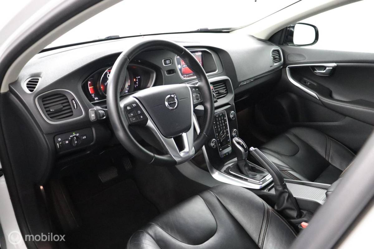 Volvo V40 Volvo V40 Cross Country 1.5 T3 Polar+ Luxury | Panoaramdak | Keyless | Verwarmbare voorstoelen | Lederen bekleding | Camera | DAB | PDC Voor en achter