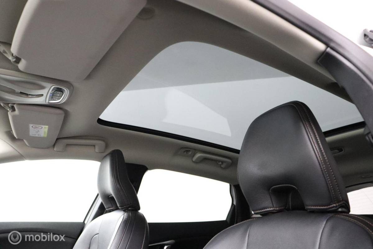 Volvo V40 Volvo V40 Cross Country 1.5 T3 Polar+ Luxury | Panoaramdak | Keyless | Verwarmbare voorstoelen | Lederen bekleding | Camera | DAB | PDC Voor en achter