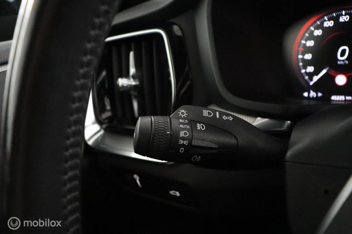 Volvo S60 Volvo S60 2.0 B4 R-Design | 19″ Velgen | Verwarmbaar stuurwiel en voorstoelen | Camera | Elektrische bestuurdersstoel
