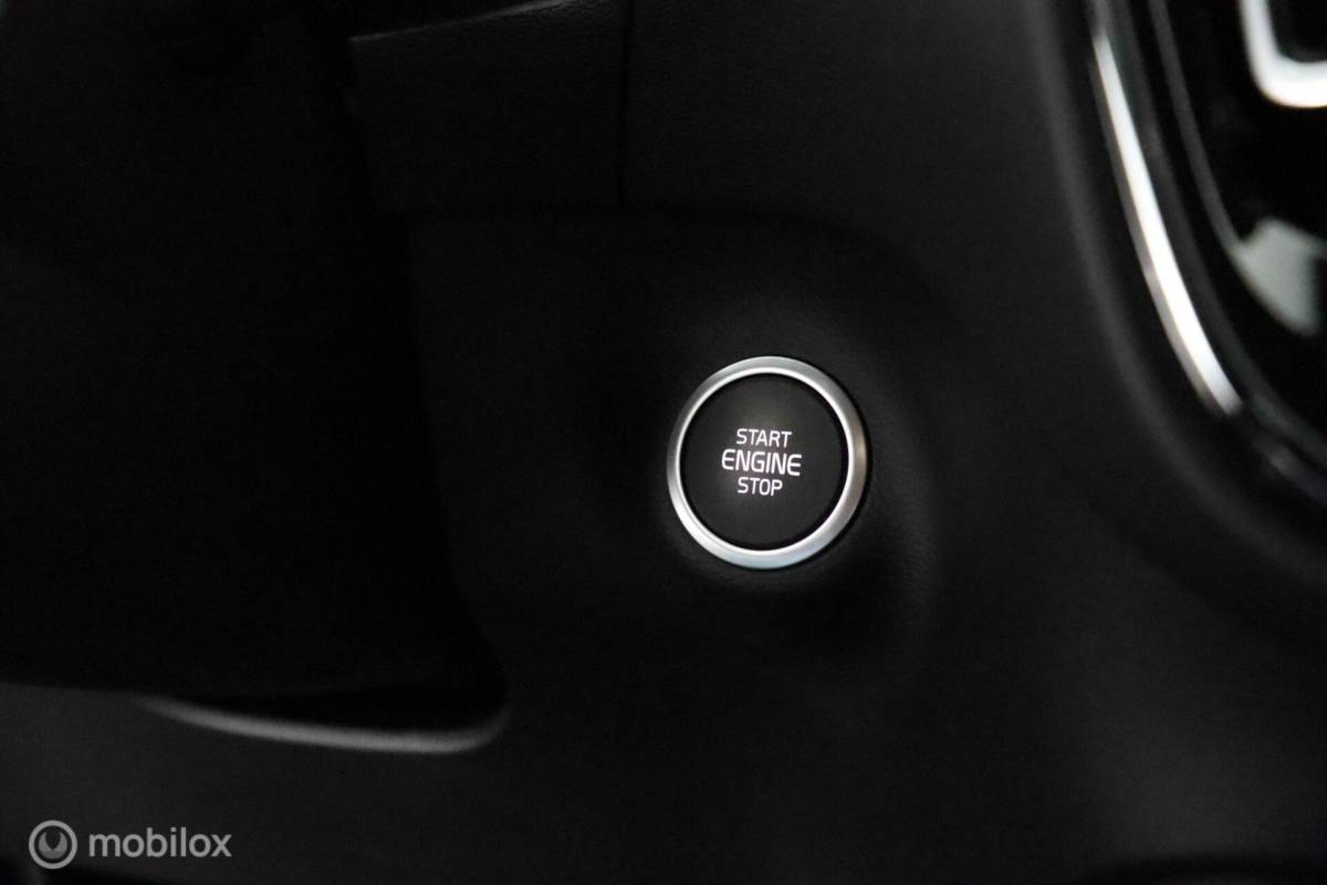 Volvo XC40 Volvo XC40 1.5 T2 R-Design | Adaptive Cruise | Camera | Harman Kardon | Verwarmbaar stuurwiel & Voorstoelen | Privacy Glass