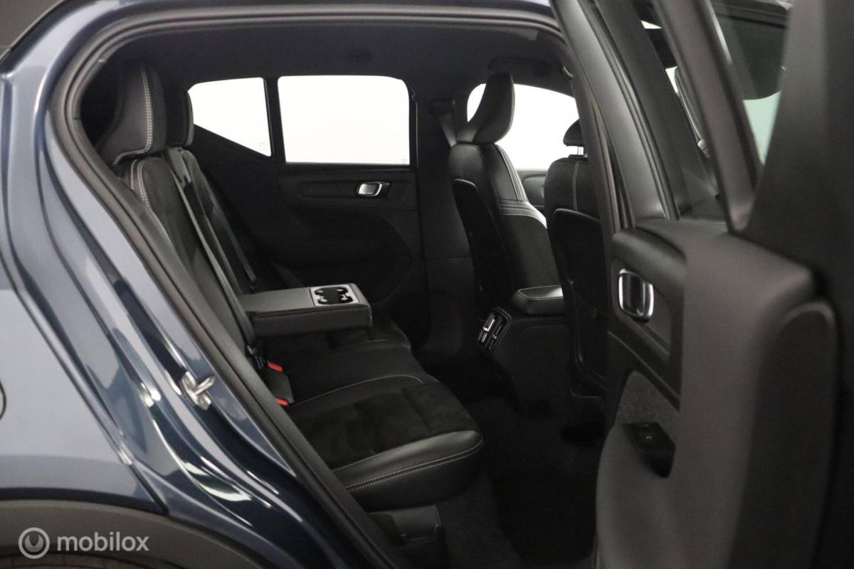Volvo XC40 Volvo XC40 1.5 T2 R-Design | Adaptive Cruise | Camera | Harman Kardon | Verwarmbaar stuurwiel & Voorstoelen | Privacy Glass