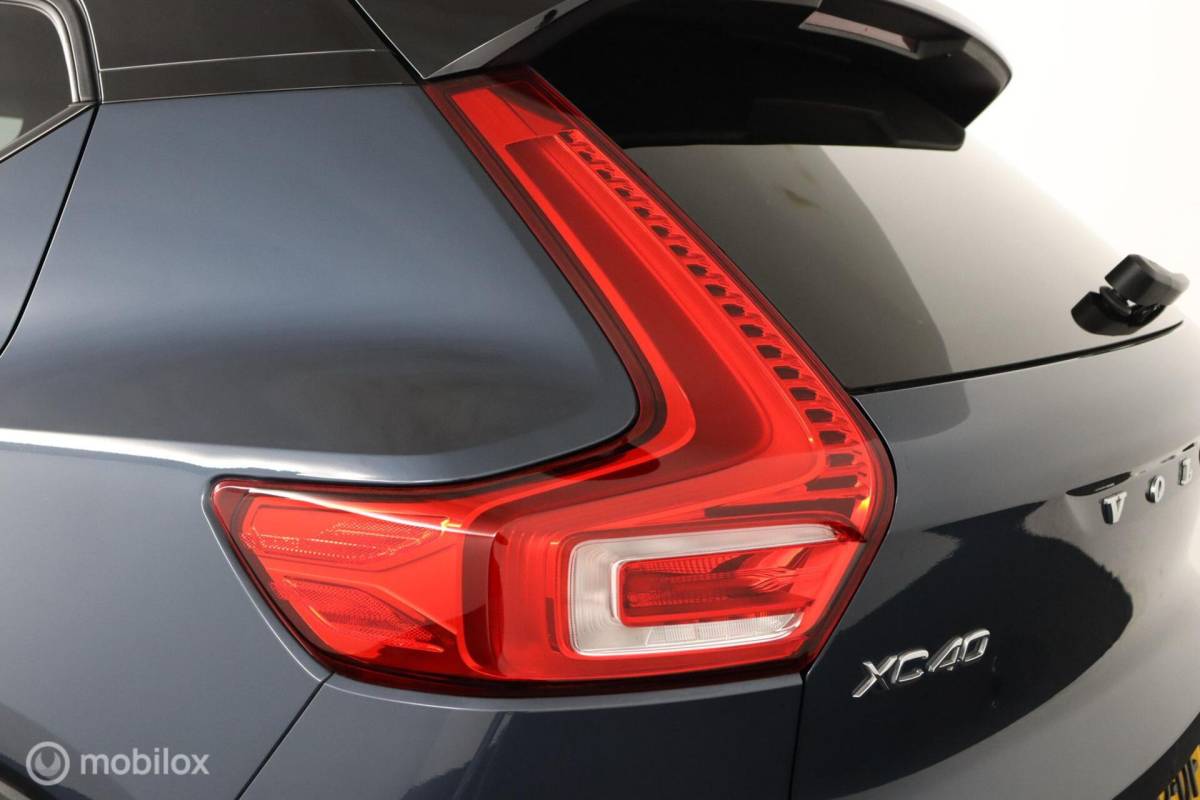 Volvo XC40 Volvo XC40 1.5 T2 R-Design | Adaptive Cruise | Camera | Harman Kardon | Verwarmbaar stuurwiel & Voorstoelen | Privacy Glass