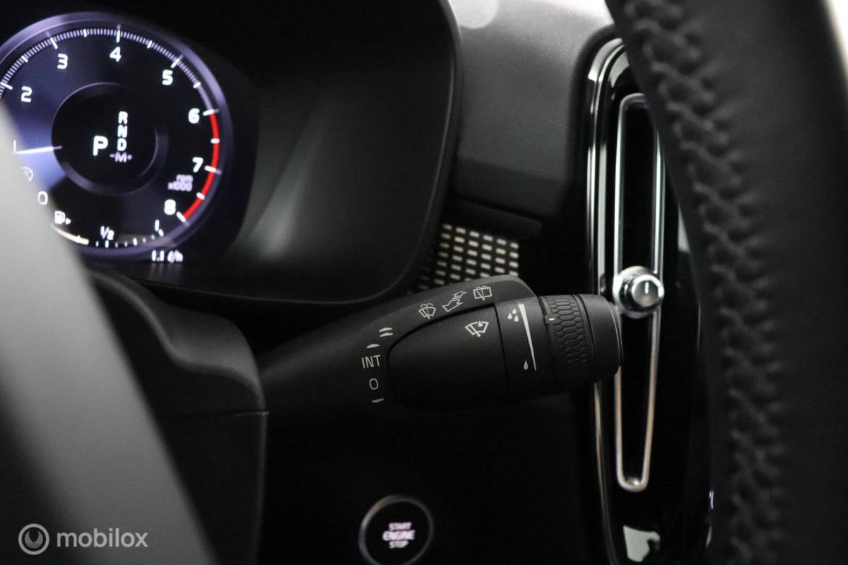 Volvo XC40 Volvo XC40 1.5 T2 R-Design | Adaptive Cruise | Camera | Harman Kardon | Verwarmbaar stuurwiel & Voorstoelen | Privacy Glass