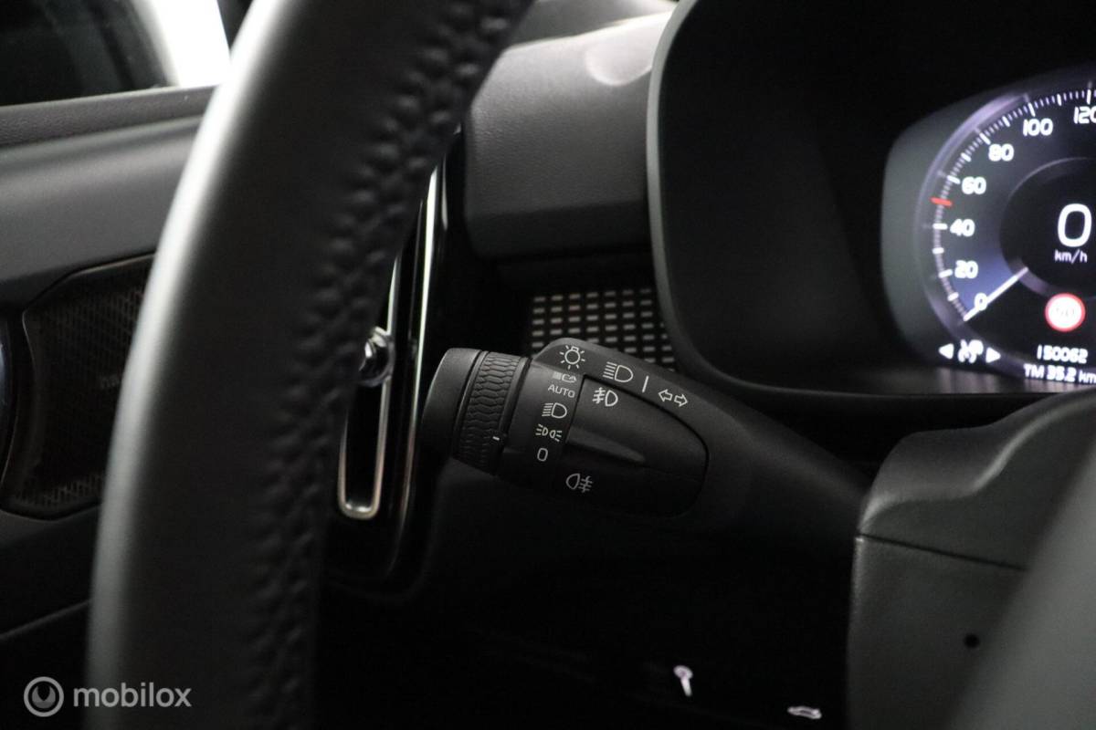 Volvo XC40 Volvo XC40 1.5 T2 R-Design | Adaptive Cruise | Camera | Harman Kardon | Verwarmbaar stuurwiel & Voorstoelen | Privacy Glass
