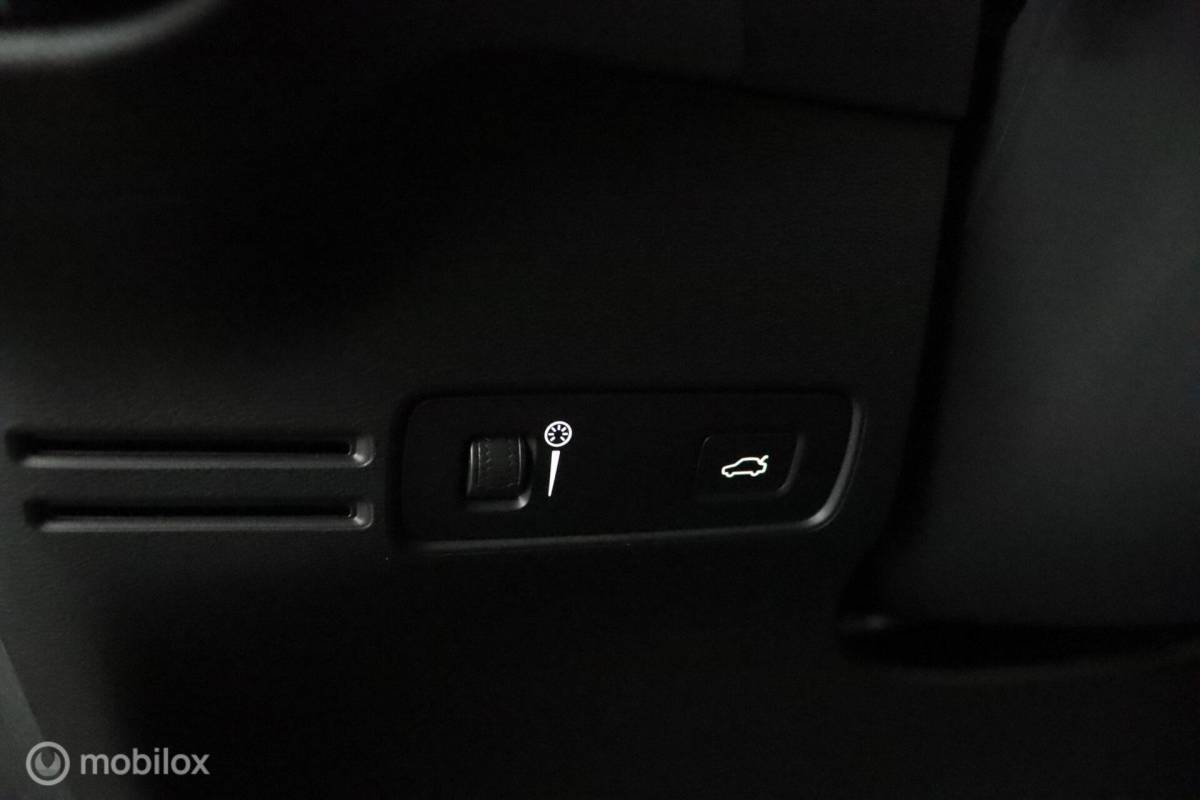 Volvo XC40 Volvo XC40 1.5 T2 R-Design | Adaptive Cruise | Camera | Harman Kardon | Verwarmbaar stuurwiel & Voorstoelen | Privacy Glass