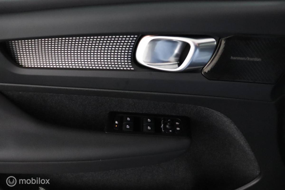 Volvo XC40 Volvo XC40 1.5 T2 R-Design | Adaptive Cruise | Camera | Harman Kardon | Verwarmbaar stuurwiel & Voorstoelen | Privacy Glass