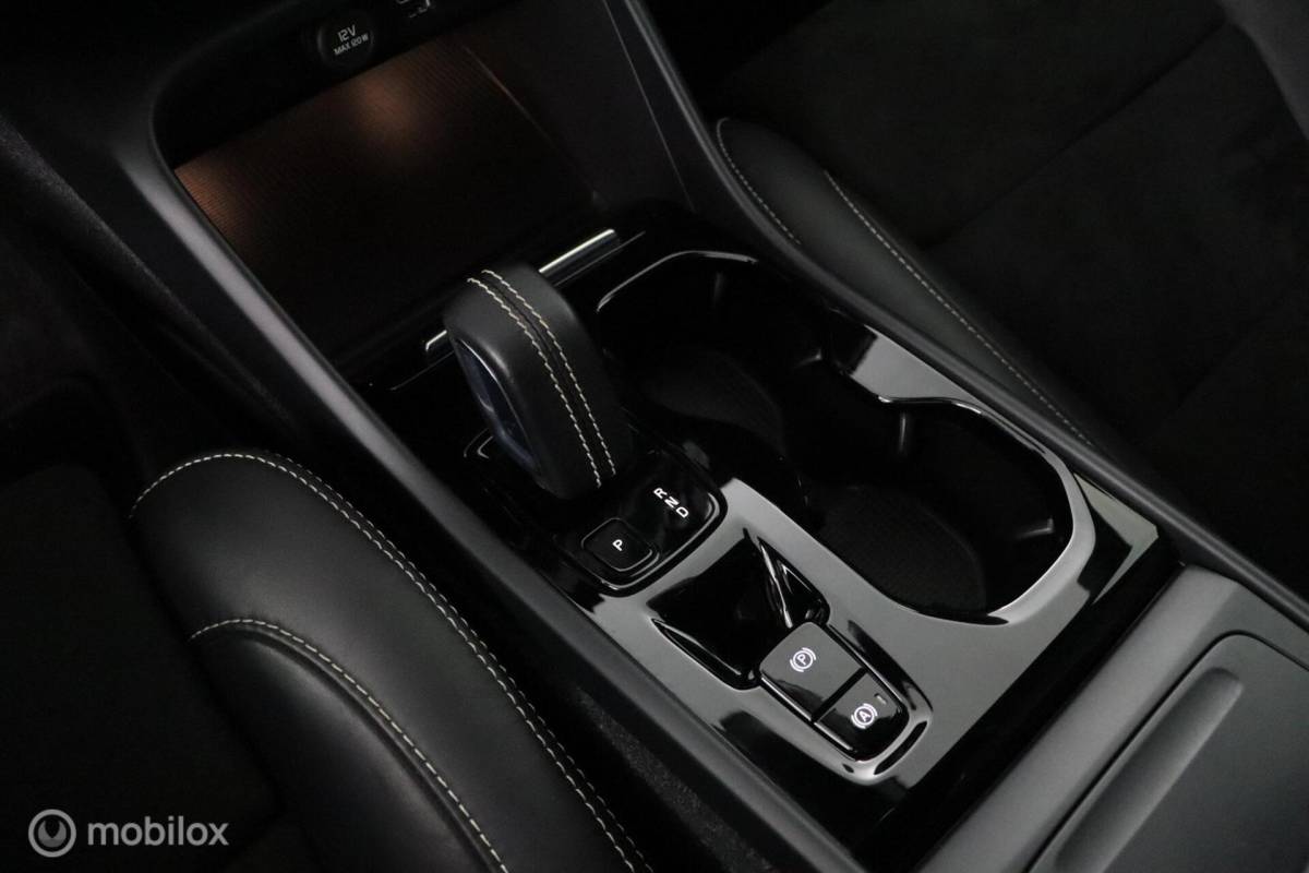 Volvo XC40 Volvo XC40 1.5 T2 R-Design | Adaptive Cruise | Camera | Harman Kardon | Verwarmbaar stuurwiel & Voorstoelen | Privacy Glass