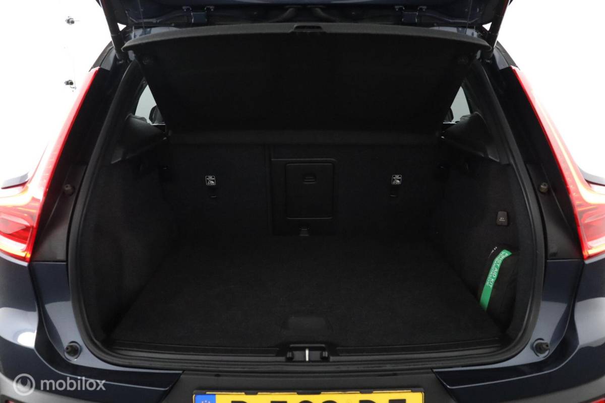 Volvo XC40 Volvo XC40 1.5 T2 R-Design | Adaptive Cruise | Camera | Harman Kardon | Verwarmbaar stuurwiel & Voorstoelen | Privacy Glass