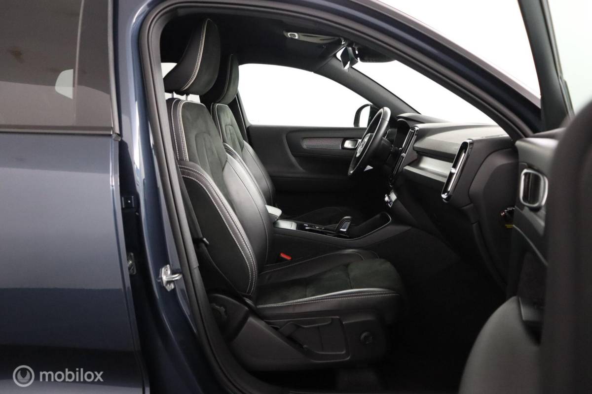 Volvo XC40 Volvo XC40 1.5 T2 R-Design | Adaptive Cruise | Camera | Harman Kardon | Verwarmbaar stuurwiel & Voorstoelen | Privacy Glass