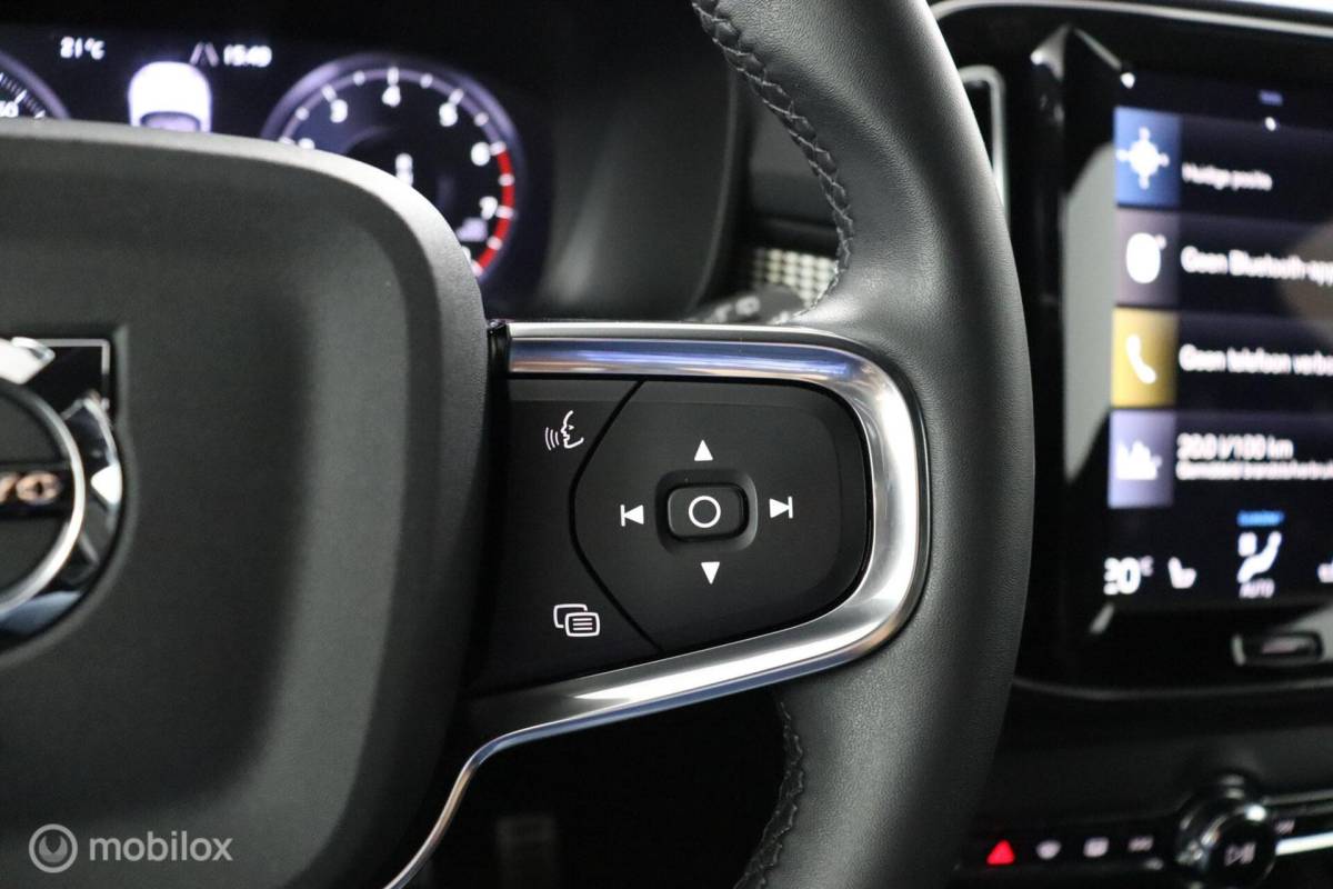 Volvo XC40 Volvo XC40 1.5 T2 R-Design | Adaptive Cruise | Camera | Harman Kardon | Verwarmbaar stuurwiel & Voorstoelen | Privacy Glass