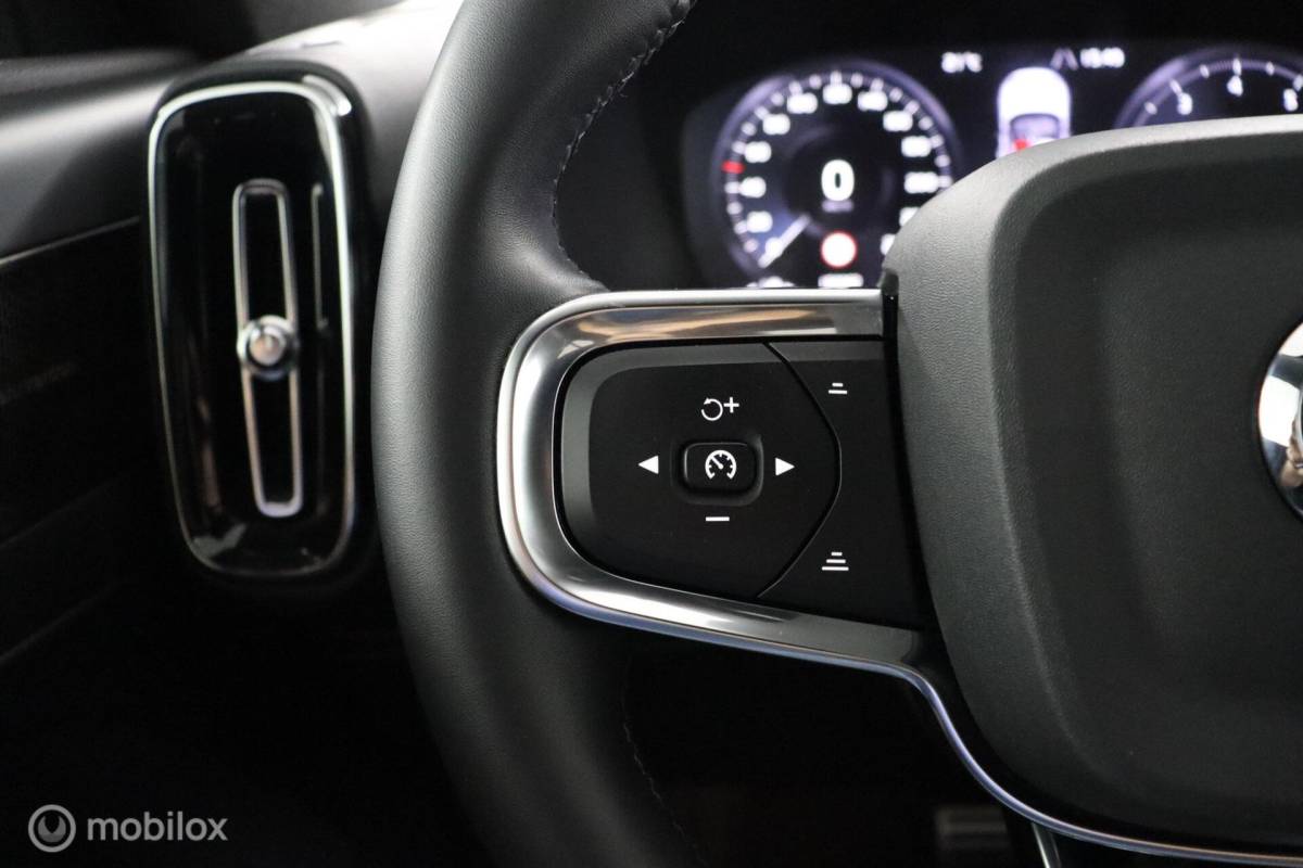 Volvo XC40 Volvo XC40 1.5 T2 R-Design | Adaptive Cruise | Camera | Harman Kardon | Verwarmbaar stuurwiel & Voorstoelen | Privacy Glass