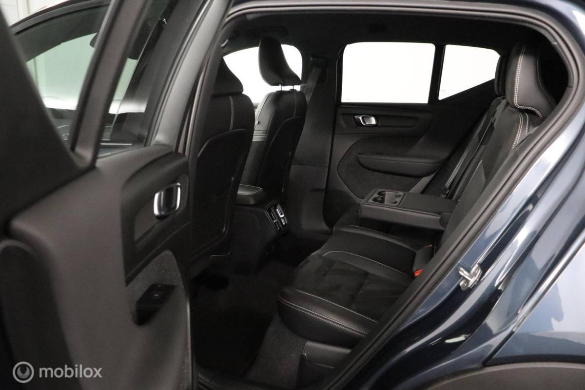 Volvo XC40 Volvo XC40 1.5 T2 R-Design | Adaptive Cruise | Camera | Harman Kardon | Verwarmbaar stuurwiel & Voorstoelen | Privacy Glass
