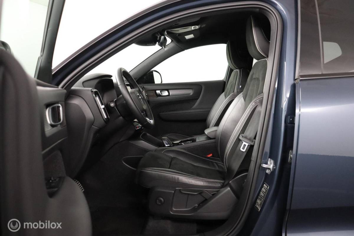 Volvo XC40 Volvo XC40 1.5 T2 R-Design | Adaptive Cruise | Camera | Harman Kardon | Verwarmbaar stuurwiel & Voorstoelen | Privacy Glass