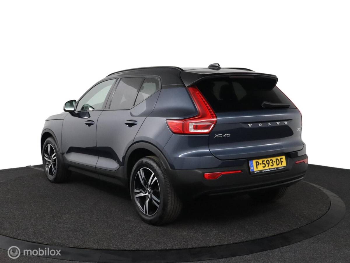Volvo XC40 Volvo XC40 1.5 T2 R-Design | Adaptive Cruise | Camera | Harman Kardon | Verwarmbaar stuurwiel & Voorstoelen | Privacy Glass