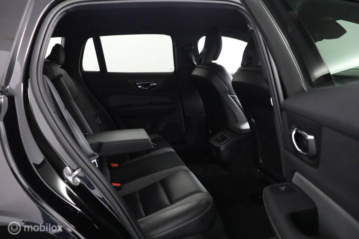Volvo V60 Volvo V60 2.0 B4 Plus Dark | Adaptive Cruise | BLISS | 360 Camera | Verwarmbare voorstoelen stuurwiel & Voorruit | Privacy Glass | Contour stoelen