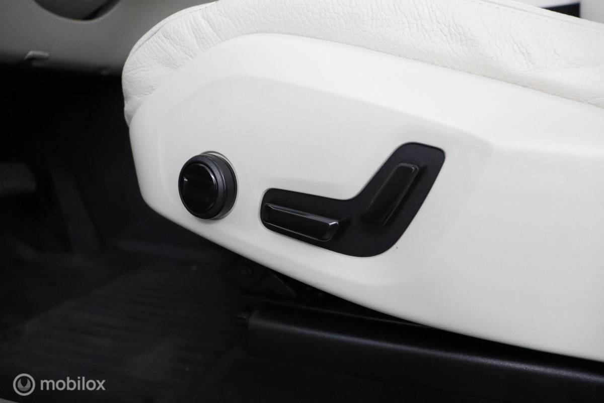 Volvo XC60 Volvo XC60 2.0 T6 AWD Momentum | Keyless | BLISS | Verwarmbare stoelen & Stuurwiel | Harman Kardon | Camera