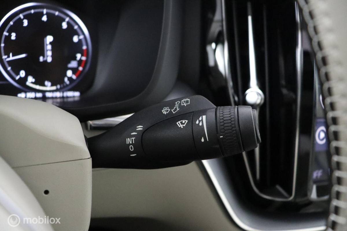 Volvo XC60 Volvo XC60 2.0 T6 AWD Momentum | Keyless | BLISS | Verwarmbare stoelen & Stuurwiel | Harman Kardon | Camera