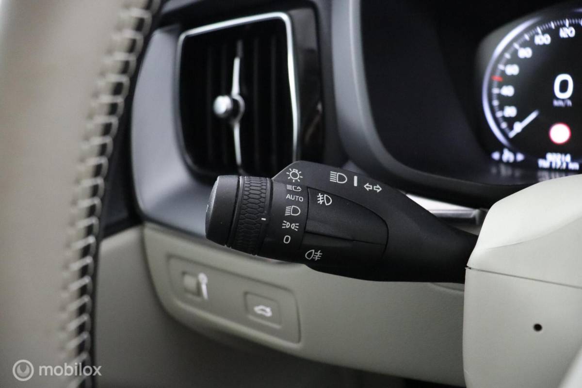 Volvo XC60 Volvo XC60 2.0 T6 AWD Momentum | Keyless | BLISS | Verwarmbare stoelen & Stuurwiel | Harman Kardon | Camera