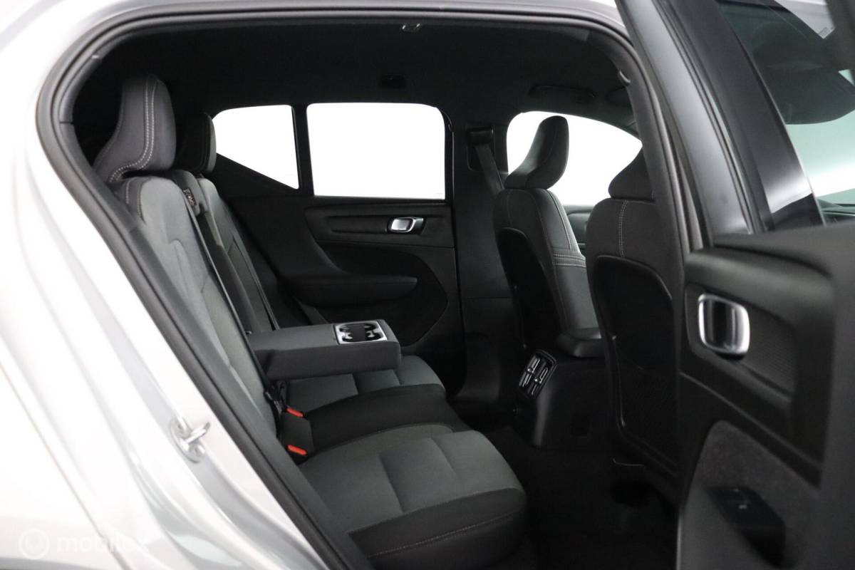 Volvo XC40 Volvo XC40 1.5 T4 Plug-in hybrid Core Bright | Camera | Stoel & Stuurwielverwarming | Privacy Glass | 19″ Velgen | All Season Banden | SOH 96,57%