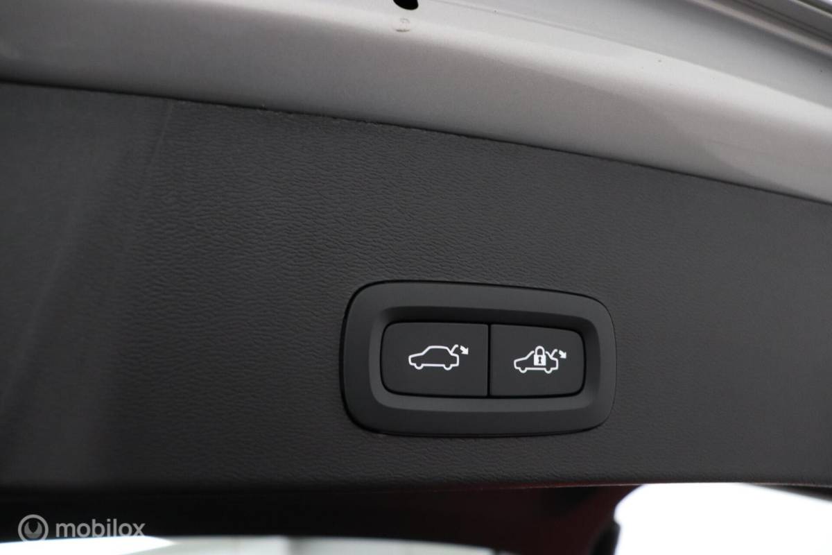 Volvo XC40 Volvo XC40 1.5 T4 Plug-in hybrid Core Bright | Camera | Stoel & Stuurwielverwarming | Privacy Glass | 19″ Velgen | All Season Banden | SOH 96,57%