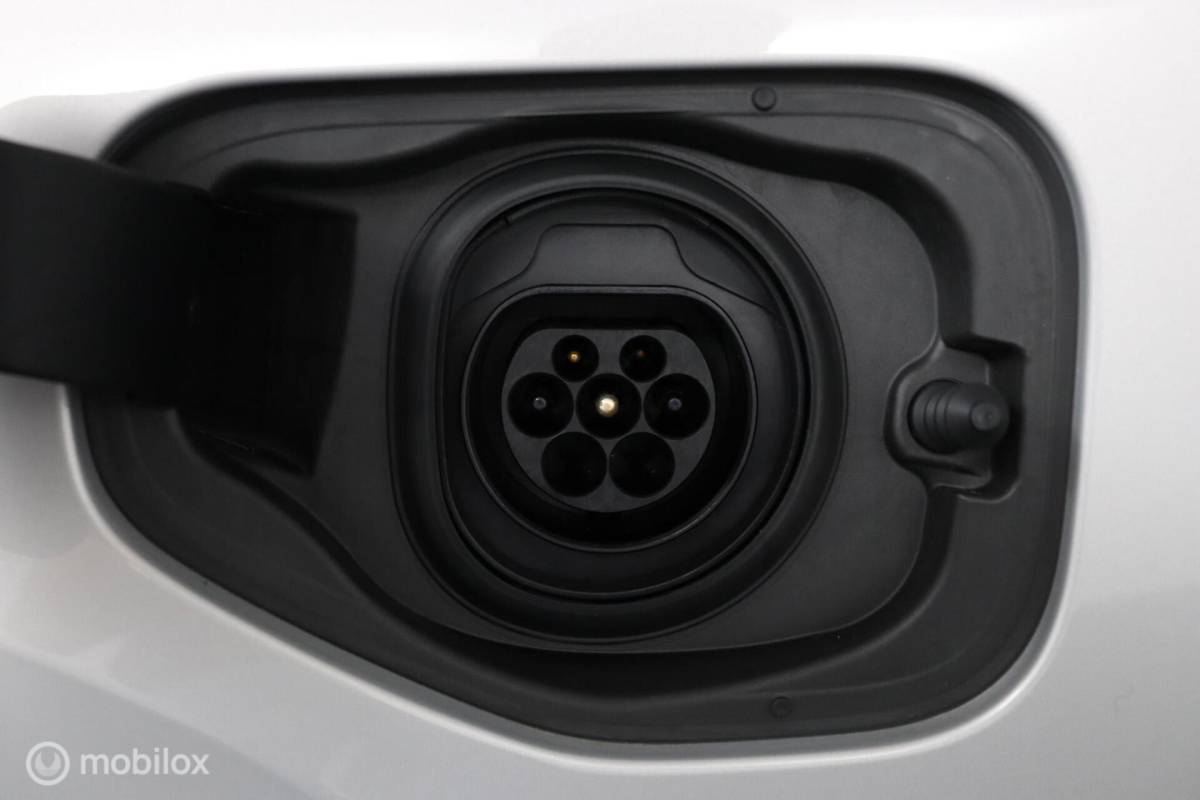 Volvo XC40 Volvo XC40 1.5 T4 Plug-in hybrid Core Bright | Camera | Stoel & Stuurwielverwarming | Privacy Glass | 19″ Velgen | All Season Banden | SOH 96,57%