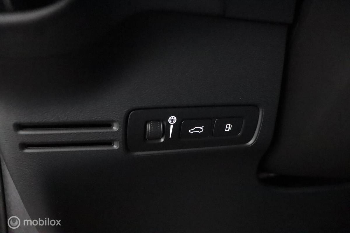 Volvo XC40 Volvo XC40 1.5 T4 Plug-in hybrid Core Bright | Camera | Stoel & Stuurwielverwarming | Privacy Glass | 19″ Velgen | All Season Banden | SOH 96,57%