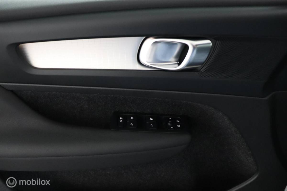 Volvo XC40 Volvo XC40 1.5 T4 Plug-in hybrid Core Bright | Camera | Stoel & Stuurwielverwarming | Privacy Glass | 19″ Velgen | All Season Banden | SOH 96,57%