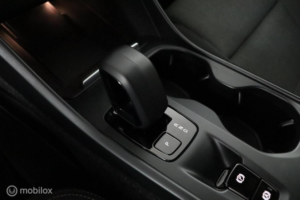 Volvo XC40 Volvo XC40 1.5 T4 Plug-in hybrid Core Bright | Camera | Stoel & Stuurwielverwarming | Privacy Glass | 19″ Velgen | All Season Banden | SOH 96,57%
