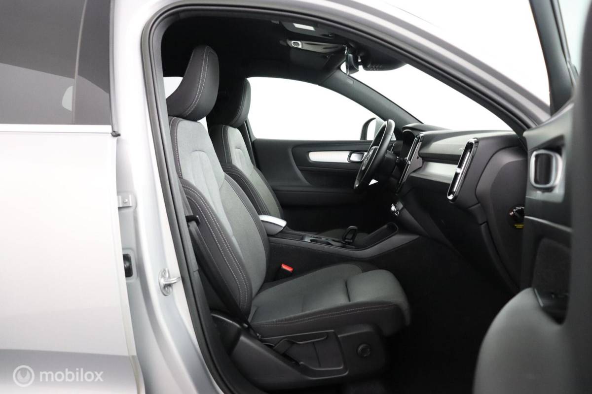 Volvo XC40 Volvo XC40 1.5 T4 Plug-in hybrid Core Bright | Camera | Stoel & Stuurwielverwarming | Privacy Glass | 19″ Velgen | All Season Banden | SOH 96,57%