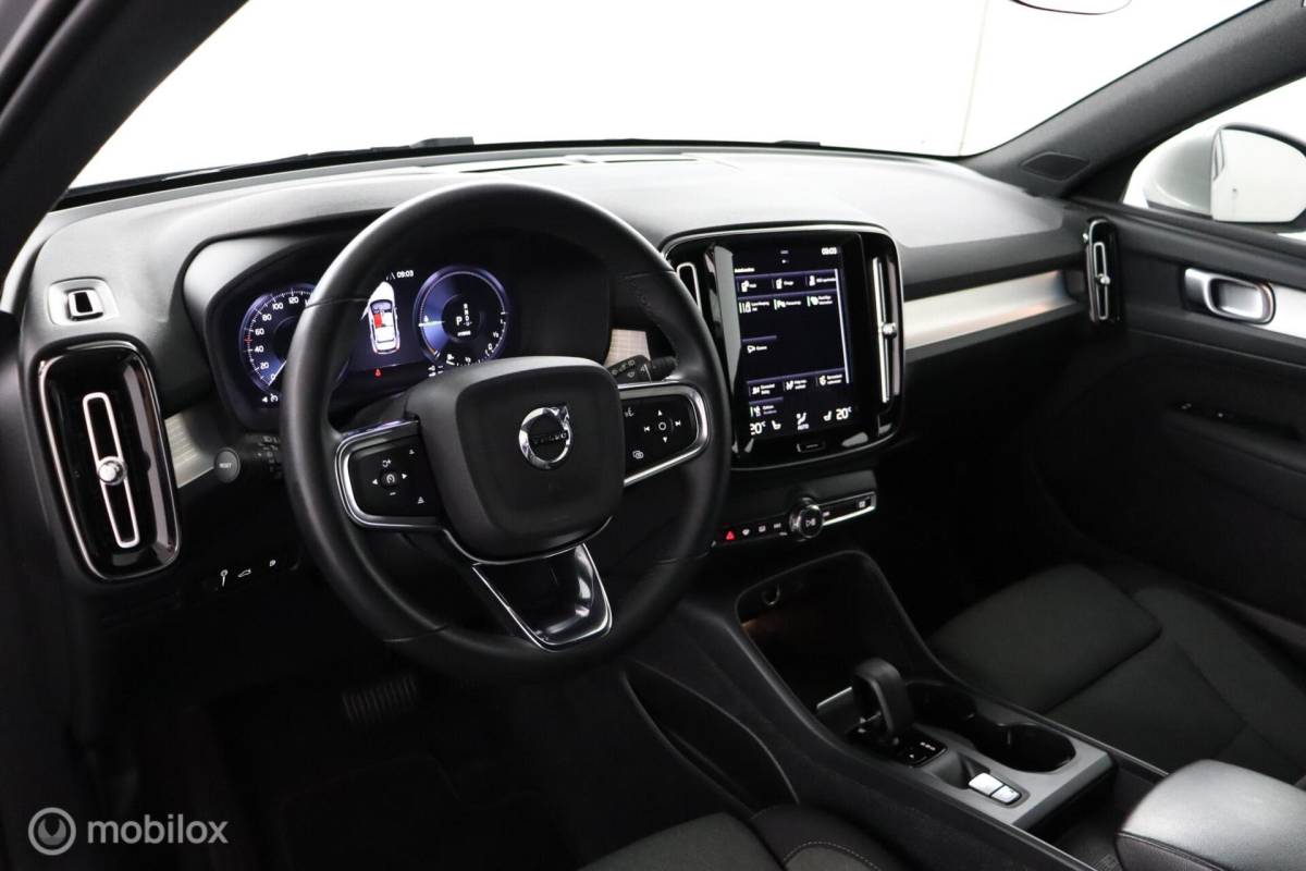 Volvo XC40 Volvo XC40 1.5 T4 Plug-in hybrid Core Bright | Camera | Stoel & Stuurwielverwarming | Privacy Glass | 19″ Velgen | All Season Banden | SOH 96,57%