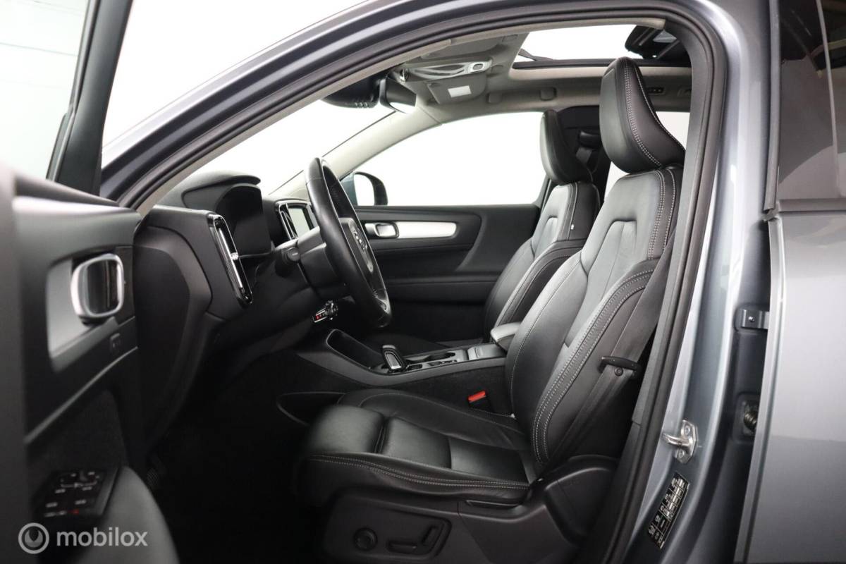 Volvo XC40 Volvo XC40 2.0 T5 AWD Intro Edition | Panoramadak | 360 Camera | Adaptive Cruise | Keyless | BLISS | Verwarmbare voorstoelen & Stuurwiel | Elektrische stoelen | Privacy Glass