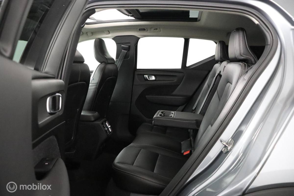 Volvo XC40 Volvo XC40 2.0 T5 AWD Intro Edition | Panoramadak | 360 Camera | Adaptive Cruise | Keyless | BLISS | Verwarmbare voorstoelen & Stuurwiel | Elektrische stoelen | Privacy Glass
