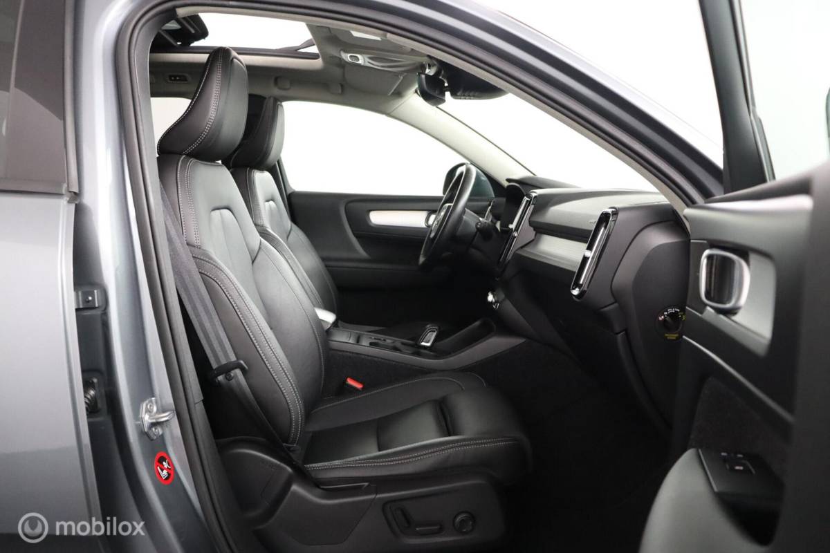 Volvo XC40 Volvo XC40 2.0 T5 AWD Intro Edition | Panoramadak | 360 Camera | Adaptive Cruise | Keyless | BLISS | Verwarmbare voorstoelen & Stuurwiel | Elektrische stoelen | Privacy Glass