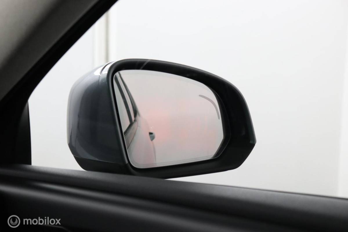 Volvo XC40 Volvo XC40 2.0 T5 AWD Intro Edition | Panoramadak | 360 Camera | Adaptive Cruise | Keyless | BLISS | Verwarmbare voorstoelen & Stuurwiel | Elektrische stoelen | Privacy Glass