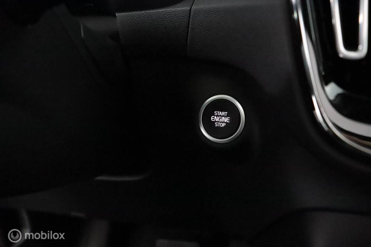Volvo XC40 Volvo XC40 2.0 T5 AWD Intro Edition | Panoramadak | 360 Camera | Adaptive Cruise | Keyless | BLISS | Verwarmbare voorstoelen & Stuurwiel | Elektrische stoelen | Privacy Glass