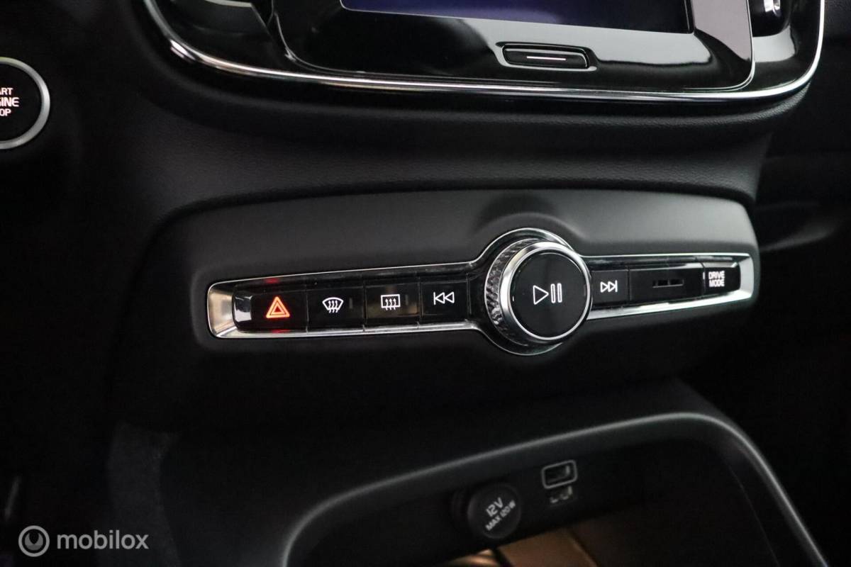Volvo XC40 Volvo XC40 2.0 T5 AWD Intro Edition | Panoramadak | 360 Camera | Adaptive Cruise | Keyless | BLISS | Verwarmbare voorstoelen & Stuurwiel | Elektrische stoelen | Privacy Glass