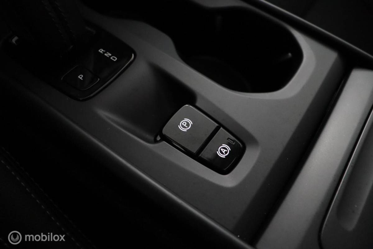 Volvo XC40 Volvo XC40 2.0 T5 AWD Intro Edition | Panoramadak | 360 Camera | Adaptive Cruise | Keyless | BLISS | Verwarmbare voorstoelen & Stuurwiel | Elektrische stoelen | Privacy Glass