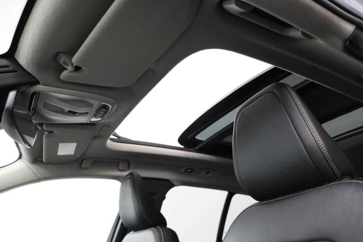 Volvo XC40 Volvo XC40 2.0 T5 AWD Intro Edition | Panoramadak | 360 Camera | Adaptive Cruise | Keyless | BLISS | Verwarmbare voorstoelen & Stuurwiel | Elektrische stoelen | Privacy Glass