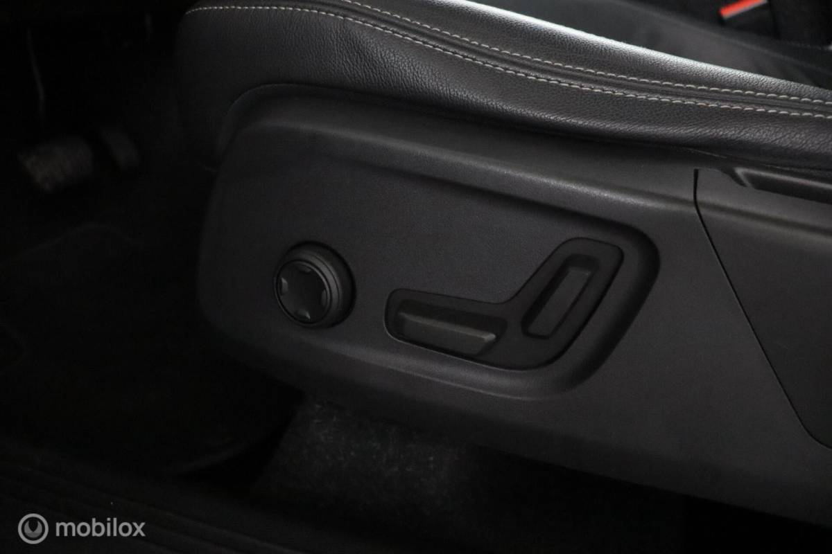 Volvo XC40 Volvo XC40 2.0 T5 AWD Intro Edition | Panoramadak | 360 Camera | Adaptive Cruise | Keyless | BLISS | Verwarmbare voorstoelen & Stuurwiel | Elektrische stoelen | Privacy Glass