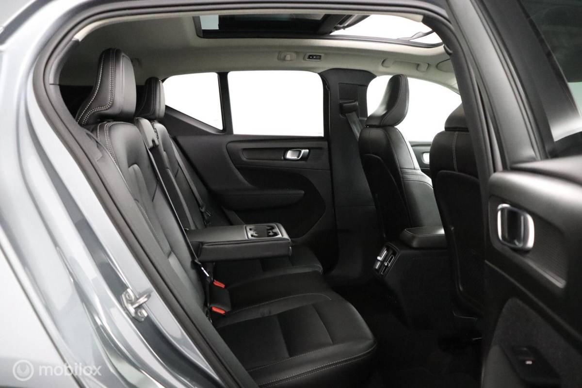 Volvo XC40 Volvo XC40 2.0 T5 AWD Intro Edition | Panoramadak | 360 Camera | Adaptive Cruise | Keyless | BLISS | Verwarmbare voorstoelen & Stuurwiel | Elektrische stoelen | Privacy Glass