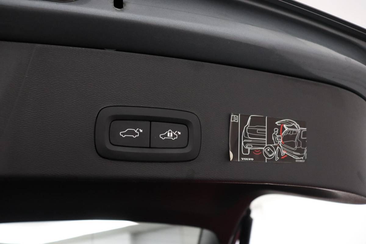 Volvo XC40 Volvo XC40 2.0 T5 AWD Intro Edition | Panoramadak | 360 Camera | Adaptive Cruise | Keyless | BLISS | Verwarmbare voorstoelen & Stuurwiel | Elektrische stoelen | Privacy Glass
